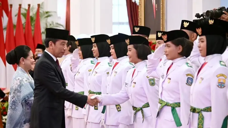 Presiden Jokowi dan anggota Paskibraka Nasional 2023. (Foto: Dok. Instagram @jokowi)