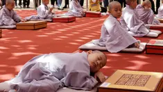 Seorang anak lelaki bernama Buddha Myung Bub tidur siang setelah kepalanya dicukur saat kebaktian merayakan ulang tahun ke-2.563 Buddha pada 12 Mei, di Kuil Jogye di Seoul, Korea Selatan, Senin (22/4). Sepuluh anak terpilih menjadi peserta peringatan ini. (AP Photo/Ahn Young-joon)
