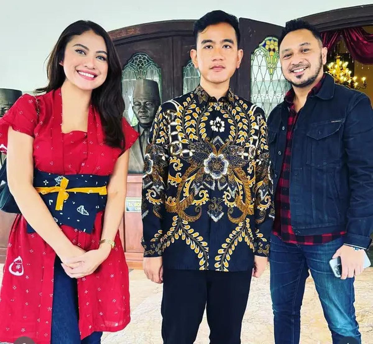 8 OOTD Cynthia Riza Istri Giring yang Sebentar Lagi Jadi Calon Ibu Pejabat saat Kenakan Wastra Nusantara