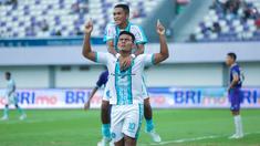 Pemain PSBS Biak, Alexandro Santos, melakukan selebrasi setelah mencetak gol ke gawang Persita Tangerang pada laga BRI Liga 1 di Stadion Indomilk Arena, Sabtu (3/5/2025) petang WIB. (Bola.com/M Iqbal Ichsan)