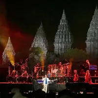 Yanni, Komposer dunia asal Yunani, tampil memukau dalam special show d hari kedua Prambanan Jazz Festival 2019 pada Sabtu (6/7/2019) di Candi Prambanan, Yogyakarta. (Bambang E Ros/Fimela.com)