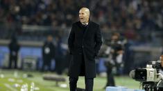 Pelatih Real Madrid, Zinedine Zidane yang merupakan warga negara Prancis menjadi pemimpin legiun Prancis saat laga antara Real Mandrid kontra Sevilla. (AP/Shuji Kajiyama, file)