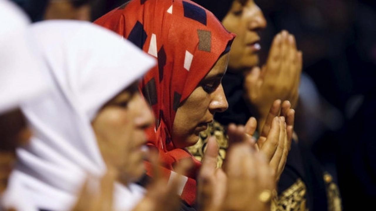 Kekhusyukan doa muslim perempuan Palestina di Kubah Shakhrah
