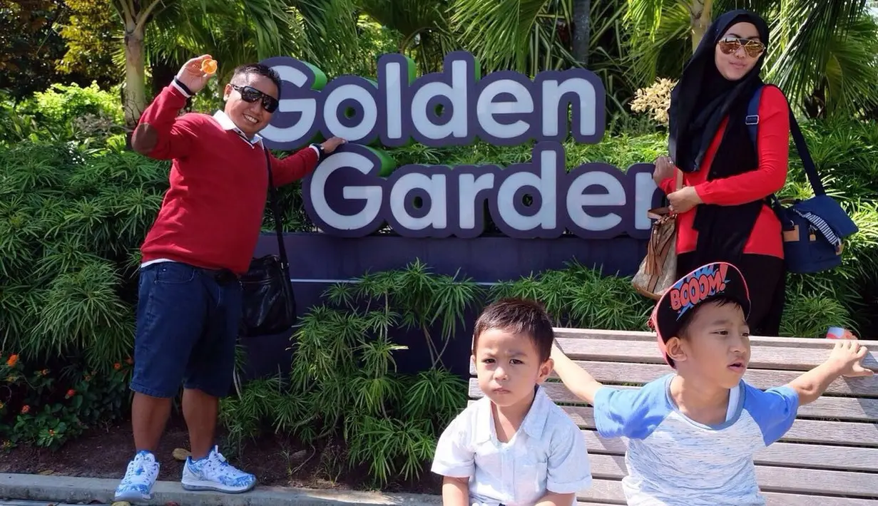 "Yang membuat saya memutuskan untuk pacaran karena dalam diri Widiyanti tak ada yang dimiliki oleh wanita lain. Nggak perlu disebutkan di sini, takutnya nanti malah riya," kata Narji tertawa. (dok. Pribadi)