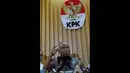 Pimpinan baru KPK Taufiequrachman Ruki menjawab pertanyaan wartawan saat konferensi pers di Gedung KPK, Jakarta, Jumat (20/2). Pimpinan baru KPK akan mengubah pembagian kerja di internal lembaga penegak hukum tersebut. (Liputan6.com/Andrian M Tunay)