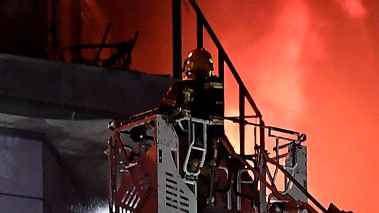 Seorang polisi mengatakan kepada Reuters bahwa angin terkadang sangat kencang sehingga membuat air yang disemprotkan oleh petugas pemadam kebakaran terdorong mundur.&nbsp;Jose Jordan/AFP