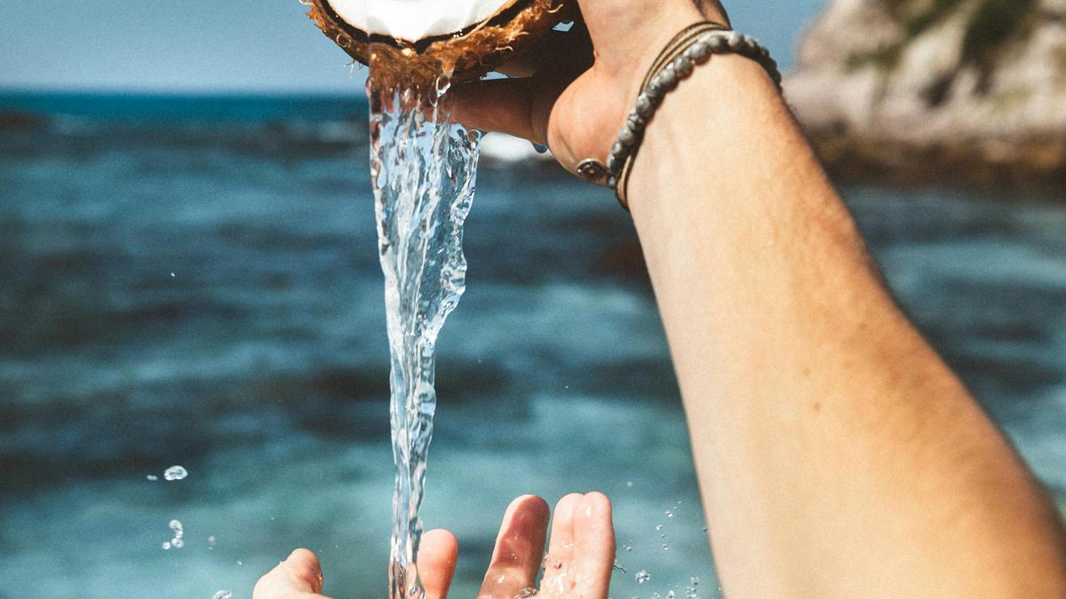 3 Manfaat Air Kelapa untuk Kesehatan dan Kecantikan Kulit