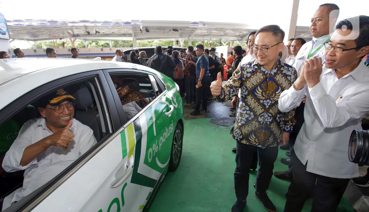 Menteri Perhubungan Budi Karya saat mencoba Hyundai IONIQ Electric di Bandara Soetta, Tangerang Senin (27/1/2020). Sebagai alternatif transportasi ramah lingkungan, Grab juga menghadirkan kampanye #LangkahHijau untuk mendorong mengurangi polusi udara. (Liputan6.com/Fery Pradolo)
