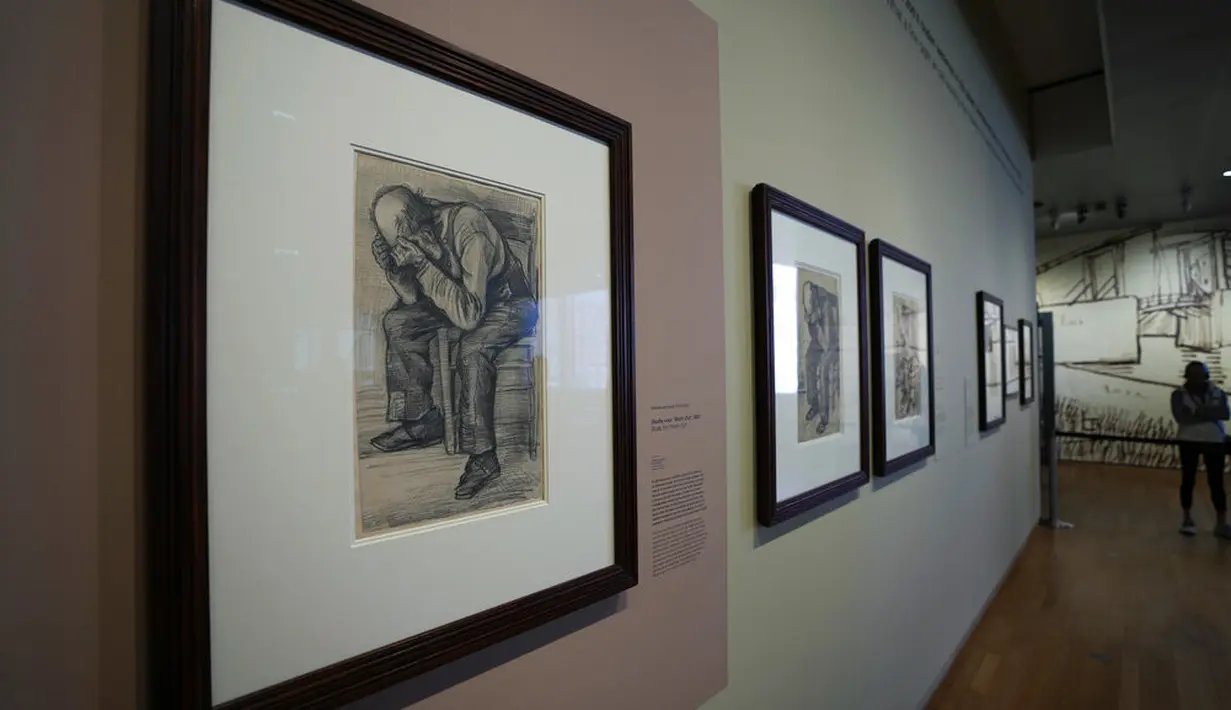 Karya Vincent van Gogh berjudul Study for "Worn Out", tertanggal November 1882, dipamerkan di Museum Van Gogh di Amsterdam, Kamis (16/9/2021). Lukisan yang belum pernah dilihat sebelumnya tentang seorang lelaki tua yang kelelahan itu dipamerkan untuk pertama kalinya. (AP/Peter Dejong)