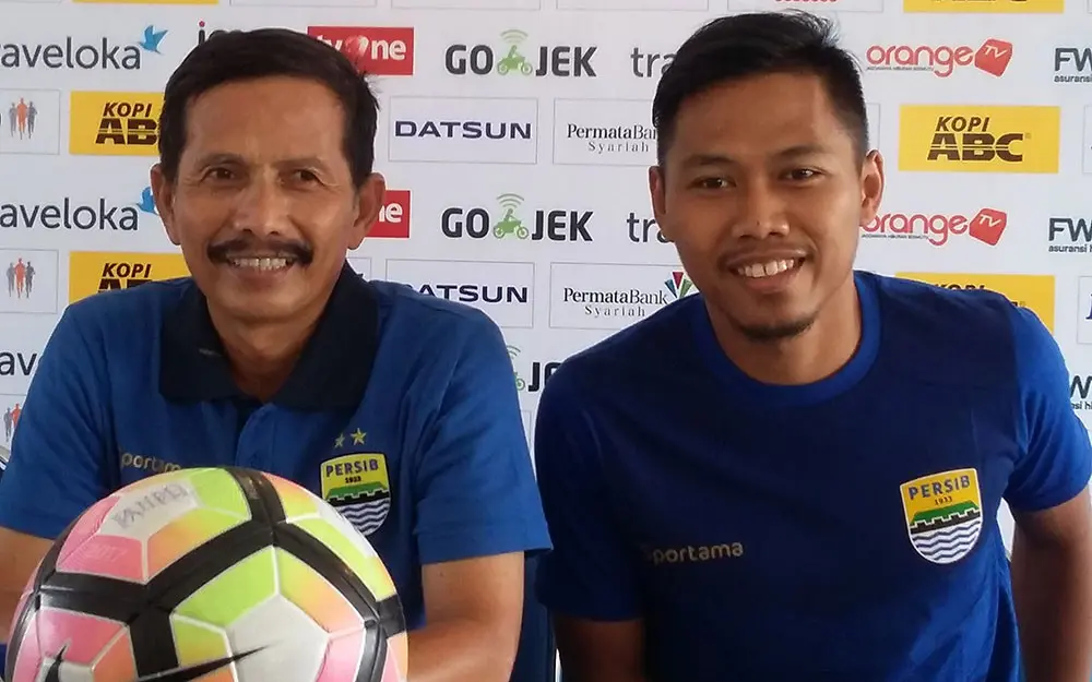 Djadjang Nurdjaman dan Tony Sucipto dalam sesi konferensi pers jelang laga Persib vs Persiba Balikpapan, Sabtu (10/6/2017), di Bandung. (Bola.com/Erwin Snaz)
