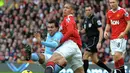 Keputusan kontroversial dilakukan Carlos Tevez saat pindah dari MU ke Manchester City di akhir musim 2008/2009. Bersama City, Tevez meraih gelar juara Premier League musim 2011/2012. (AFP/Andrew Yates)