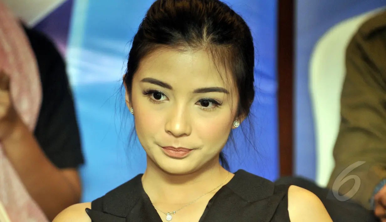 Ekspresi wajah model dan artis sinetron Chelsea Olivia saat sedang menunggu di kawasan Mampang, Jakarta, Selasa (12/5/2015). (Liputan6.com/Panji Diksana)