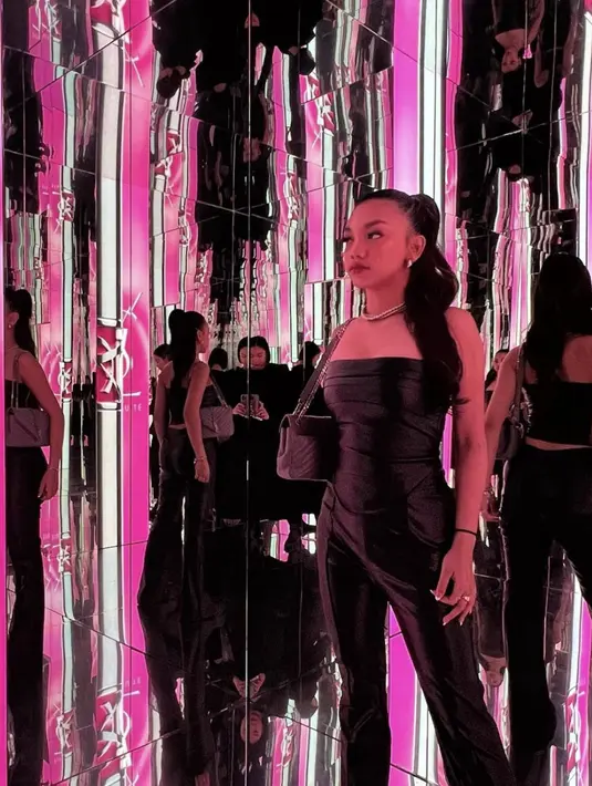 Semakin dewasa, tampilan Naura semakin memikat dan penuh gaya. Bahkan ia terlihat kian memukau dengan OOTD nya yang semakin ditunggu. [Foto: Instagram/ Naura Ayu]