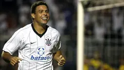 Brazilian Corinthians&#039;s striker Ronaldo celebrates after scoring against Ituano during their 2009 Paulista Championship match, at Pacaembu Stadium, in Sao Paulo, on March 31, 2009. AFP PHOTO/Mauricio LIMA