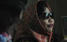 Nunun di pengadilan, dari ngepel sampai tertawa sendiri