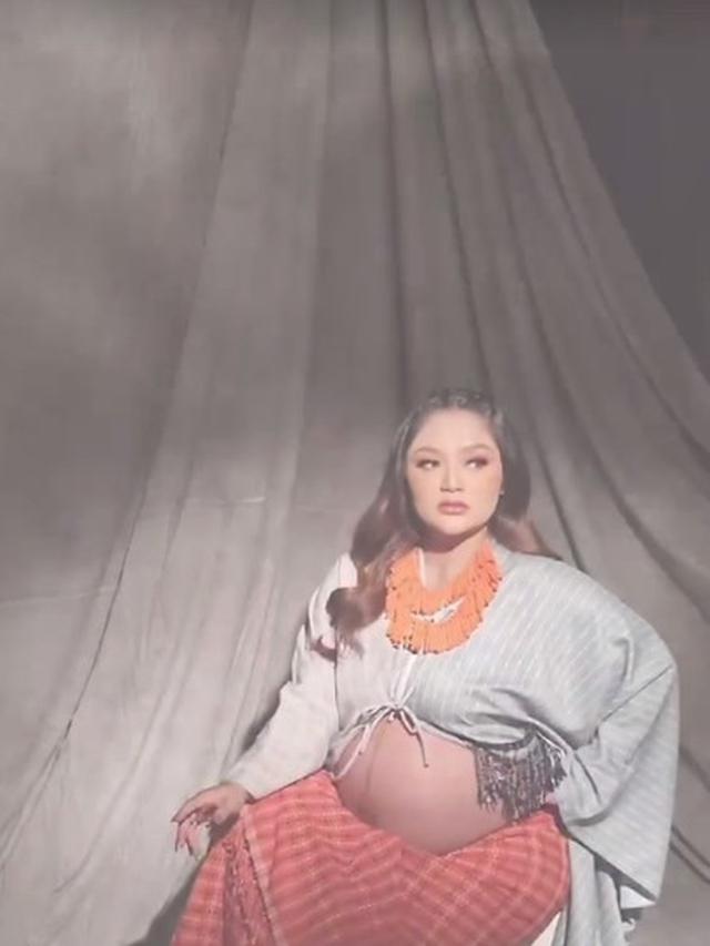 8 Potret Siti Bardiah dan Krisjiana saat Jalani Maternity Shoot, Tampil Mesra