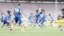 Pemain muda berbakat milik Persib Bandung, Febri Haryadi, berlatih serius menjelang final Torabika Bhayangkara Cup 2016 di Stadion Utama Gelora Bung Karno, Jakarta, Sabtu (2/4/2016). (Bola.com/Nicklas Hanoatubun) 