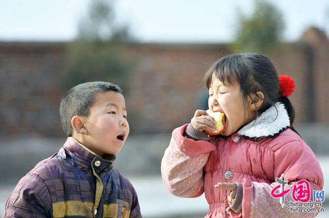 Anak-anak ini dirumahnya tidak ada yang memasakkan makanan, karena orang tuanya bekerja di kota | foto: copyright womenofchina.cn