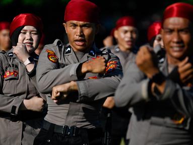 Personel Kepolisian Republik Indonesia (Polri) mengambil bagian dalam upacara memperingati Hari Bhayangkara ke-79 di Banda Aceh pada Selasa 1 Juli 2025. (CHAIDEER MAHYUDDIN/AFP)