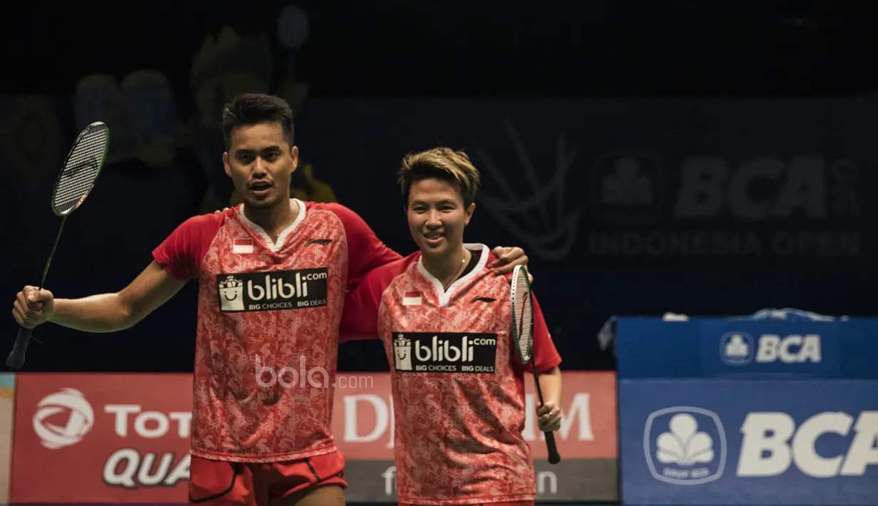 Ganda campuran Indonesia, Tontowi Ahmad/Liliyana Natsir, berhasil mengalahkan pasangan Malaysia, Chan Peng Soon/Peck Yen Wei, pada semifinal Indonesia Open di JCC, Jakarta, Sabtu (17/6/2017). (Bola.com/Vitalis Yogi Trisna)