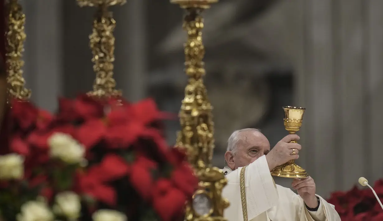 Paus Fransiskus merayakan Misa Malam Natal, di Basilika Santo Petrus, di Vatikan, Jumat (24/12/2021). Paus Fransiskus merayakan Misa Malam Natal di hadapan sekitar 1.500 orang di Basilika Santo Petrus. (AP Photo/Alessandra Tarantino)