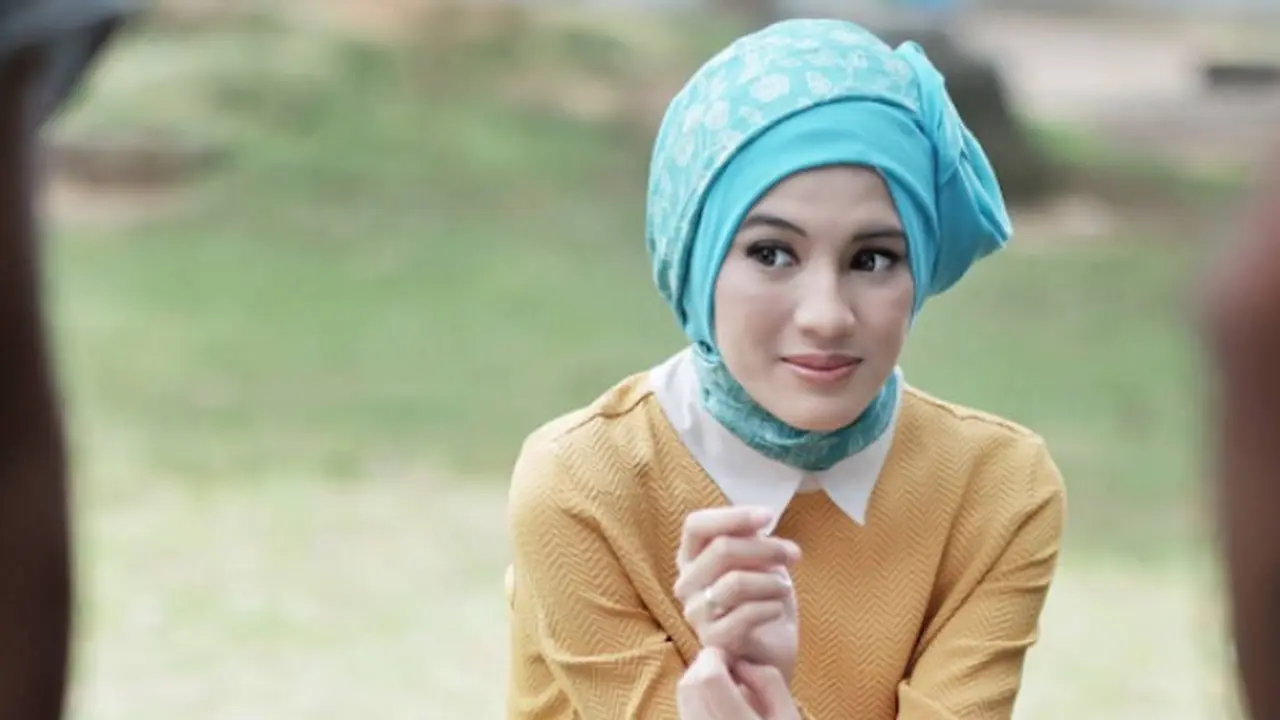 [Bintang] Gaya hijab Alyssa Soebandono
