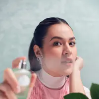 Raisa, Beauty &amp; Fragrance Enthusiast, mempersembahkan koleksi parfum Raine Beauty untuk menyempurnakan riasan harian. [Dok/Raine Beauty].