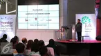 Wakil Presiden Jusuf Kalla memberikan sambutan saat Kampanye Yuk Nabung Saham di Bursa Efek Indonesia, Jakarta, Kamis (12/11). Peluncuran Kampanye bertujuan agar masyarakat dapat memahami tentang berinvestasi di pasar modal. (Liputan6.com/Angga Yuniar)