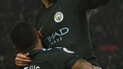 Gelandang Manchester City, David Silva melompat ke Gabriel Jesus usai mencetak gol ke gawang Stoke City pada pertandingan pekan ke-30 Premier League di bet365 Stadium, Selasa (13/3). Dua gol kemenangan Manchester City diciptakan oleh Silva (PAUL ELLI/AFP)