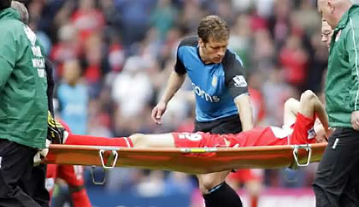 Middlesbrough's midfielder Stewart Downing is stretchered off after a tackle by Aston Villa's midfielder Stiliyan Petrov during EPL at the Riverside Stadium, Middlesbrough on May 16, 2009. AFP PHOTO/GRAHAM STUART