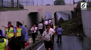 Tebing underpass di jalan perimeter selatan longsor akibat hujan lebat. Sebuah mobil berpenumpang dua orang tertimbun longsoran.