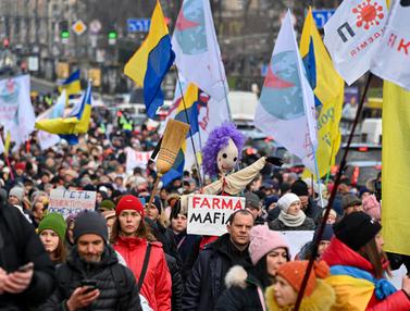 Demo Anti-Vaksin, Ratusan Pengunjuk Rasa Blokir Jalan di Ukraina