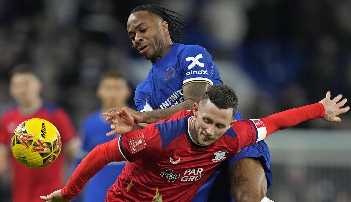 Pemain Chelsea, Raheem Sterling (atas) berebut bola dengan pemain Preston, Alan Browne saat laga putaran ketiga Piala FA 2023/2024 di Stamford Bridge, London, Minggu (07/01/2024) WIB. (AP Photo/Kirsty Wigglesworth)