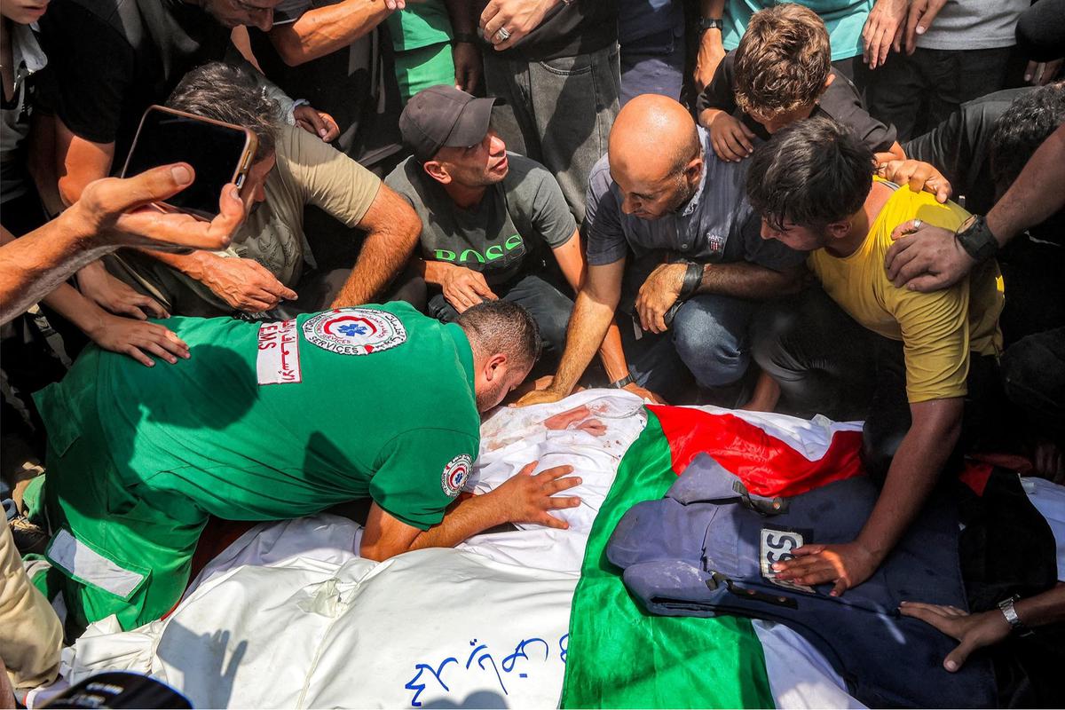 FOTO: Tangis Haru Iringi Pemakaman Lima Jurnalis Al Jazeera Korban Serangan Israel di Gaza