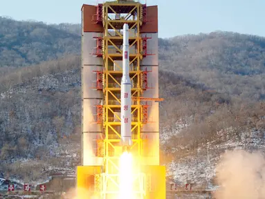 Korea Utara meluncurkan roket jarak jauh di lokasi peluncuran, Sohae, (7/2). Korea Utara mengatakan bahwa roket yang diluncurkan adalah sebuah satelit tetapi banyak kalangan yang menolak peluncuran roket tersebut. (REUTERS / Kyodo)