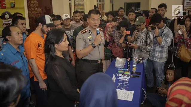 Pakai Seragam Tahanan, Fachri Albar Tertunduk Lesu