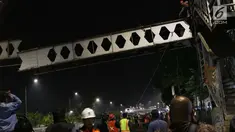 Pekerja berusaha menurunkan potongan rangka utama Jembatan Penyeberangan Orang Pasar Minggu, Jakarta, Sabtu (6/4). Proses pembongkaran JPO Pasar Minggu ini akan berlangsung hingga 7 April mendatang. (Liputan6.com/Helmi Fithriansyah)