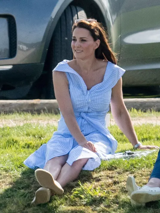 Kate Middleton menghadiri acara amal Kerajaan Inggris bertajuk Maserati Royal Charity Polo Trophy di Beaufort Polo Club, Gloucestershire, Minggu (10/6). Kate Middleton tampil simpel dengan balutan mengenakan stripes dress warna biru dan putih. (AP Photo)