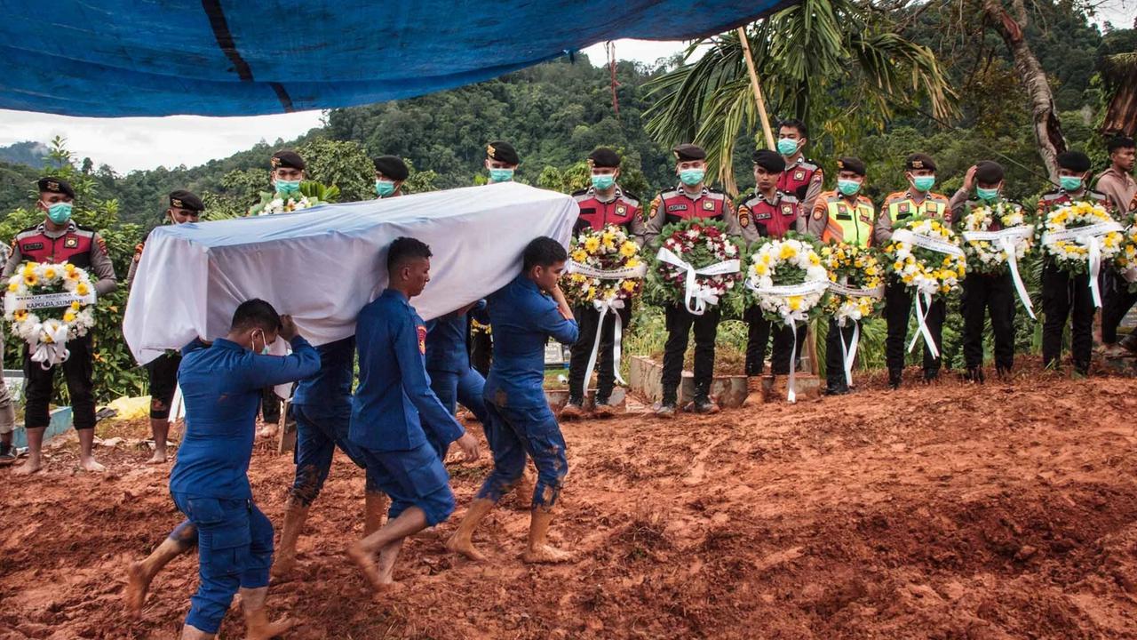 FOTO: 24 Korban Banjir Bandang yang Tak Teridentifikasi Dimakamkan Secara Massal di Padang