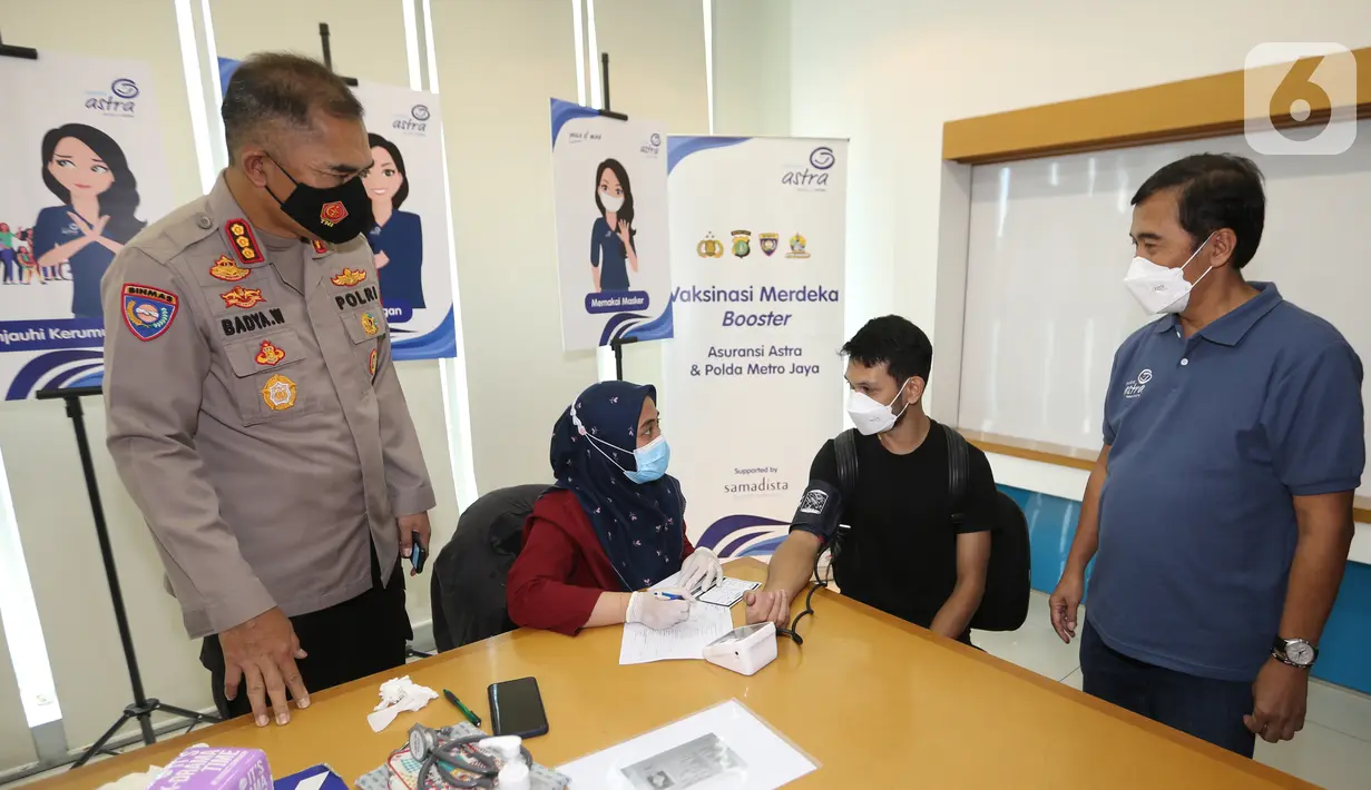 <p>Dirbinmas Polda Metro Jaya Kombespol Badya Wijaya (kiri) dan Compliance and Risk Management Director Asuransi Astra Adi Sepiarso (kanan) berbincang dengan peserta vaksin pada acara Vaksinasi Merdeka Booster di Grha Asuransi Astra, Jakarta Sabtu (23/04/2022).Vaksinasi Booster Merdeka merupakan bentuk kepedulian Asuransi Astra terhadap program pemerintah dalam mendukung penekanan angka kasus hingga pemutusan rantai virus Covid-19. (Liputan6.com/Fery Pradolo)</p>