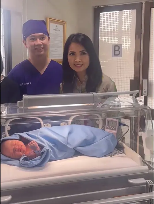 Kabar bahagia itu dibagikan melalui akun instagram Valencia dan sang ibunda. Tampak, istri Harry Tanoesoedibjo itu juga membagikan video singkat saat menjenguk cucu. 
 [Instagram/liliana_tanoesoedibjo]