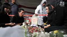 Warga membaca doa di depan makam Presiden ketiga RI BJ Habibie di TMP Kalibata, Jakarta, Kamis (12/9/2019). Tidak hanya dihadiri tokoh-tokoh penting, ratusan warga juga antusias datang ke TMP Kalibata untuk mengantarkan BJ Habibie ke tempat peristirahatan terakhirnya. (merdeka.com/Iqbal Nugroho)