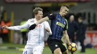 Inter Milan, Ivan Perisic berusaha melewati hadangan pemain Chievo, Nicolas Frey pada lanjutan Serie A di San Siro stadium, Milan, (14/1/2017). Inter menang 3-1.  (AP/Luca Bruno)