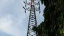 Sebuah bendera merah putih dipasang di menara sutet di kawasan Pasar Senen, Jakarta, Selasa (27/9). Pada bendera tersebut berisi kalimat yang meminta oknum Dandim untuk dihukum karena membunuh ayak yatim. (Liputan6.com/Gempur M Surya)
