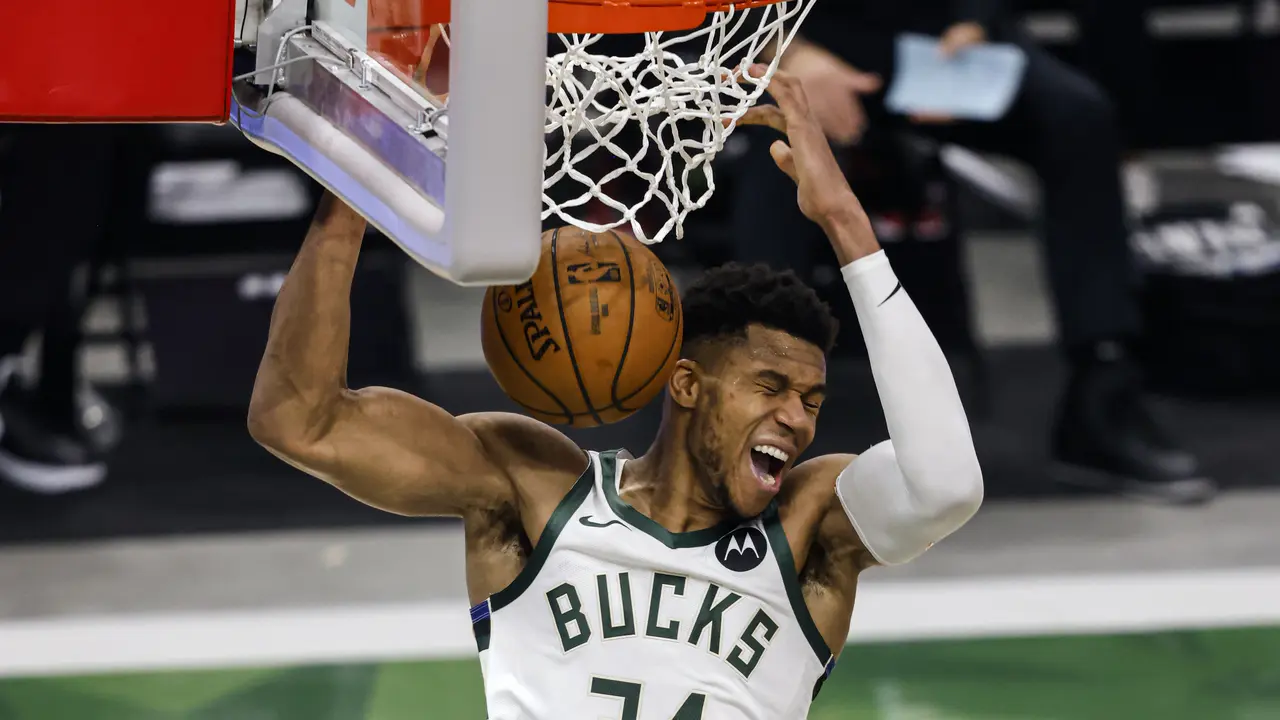 Pebasket Milwaukee Bucks, Giannis Antetokounmpo, ketika melawan Miami Heat dalam play-off NBA 2020/2021.