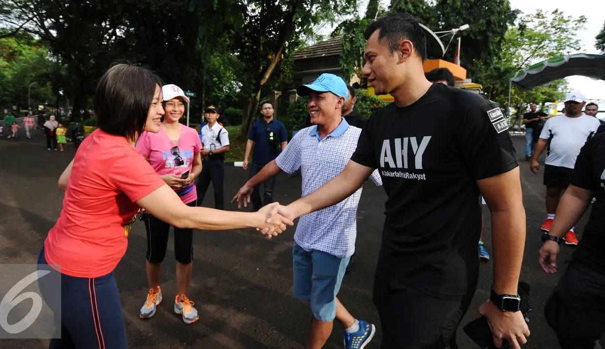 Bakal calon gubernur DKI Jakarta, Agus Harimurti Yudhoyono (kanan) menyapa warga saat berolahraga di Area Kebun Binatang Ragunan Jakarta, Minggu (9/10). Selain olahraga, AHY juga melakukan bersosialisasi dengan warga. (Liputan6.com/Helmi Fithriansyah)