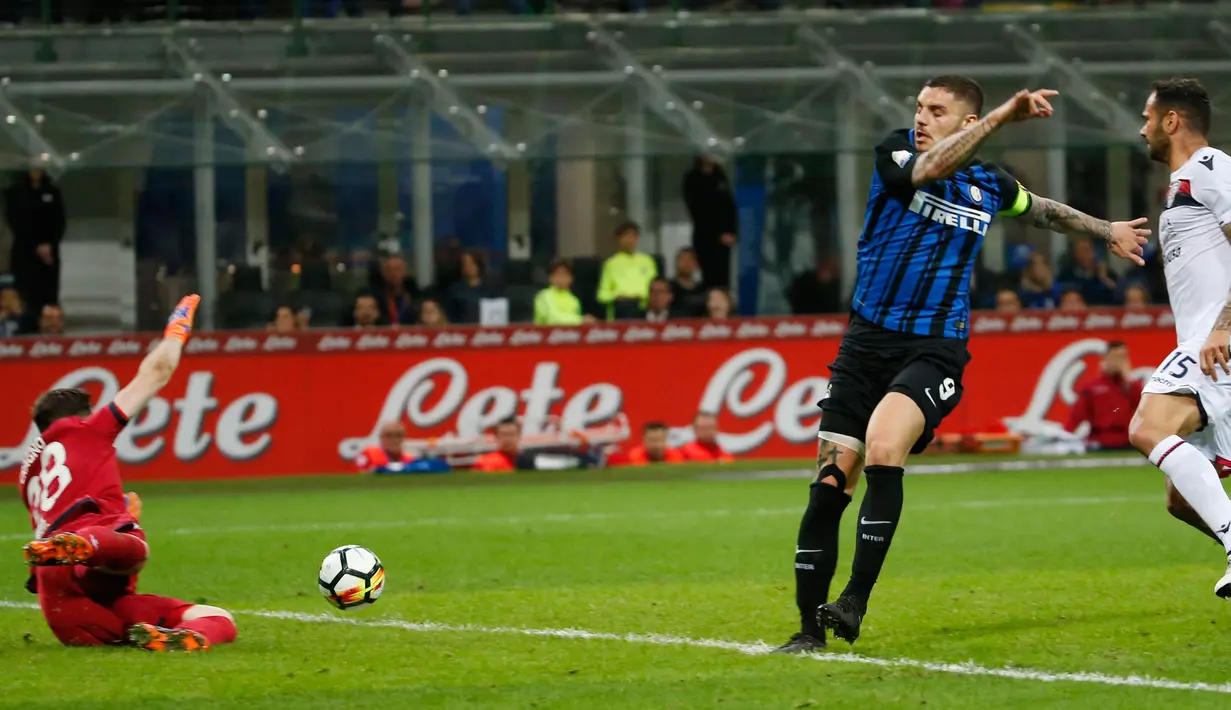 Pemain Inter Milan, Mauro Icardi melakukan tendangan ke gawang Cagliari pada laga pekan ke-33 Serie A, di Giuseppe Meazza, Selasa (17/4).  Menjamu Cagliari, Inter Milan memetik kemenangan meyakinkan dengan skor 4-0. (AP/Antonio Calanni)