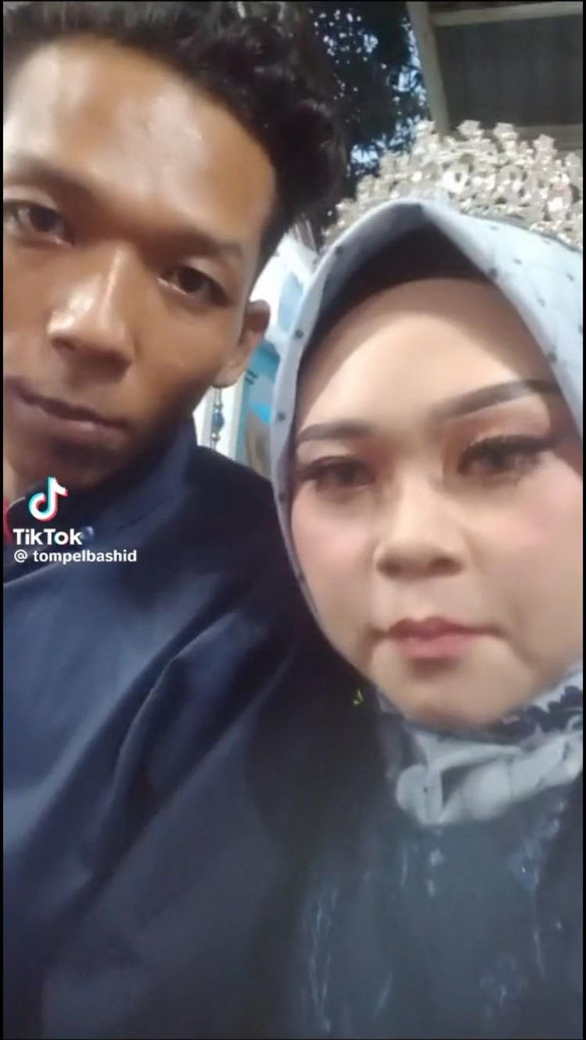 Awalnya, pengantin wanita dan laki-laki tampak dalam video. Pengantin wanita ini kemudian mengatakan "Bu, aku kasih tau ya," ujarnya sambil berjalan dan memposisikan kamera belakangnya.