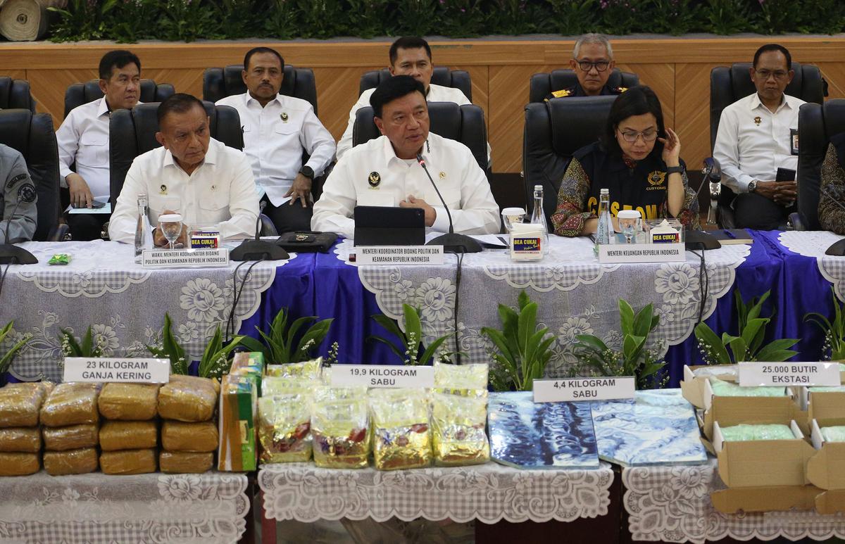 Menko Polkam Budi Gunawan dan Menkeu Sri Mulyani musnahkan barang penyelundupan