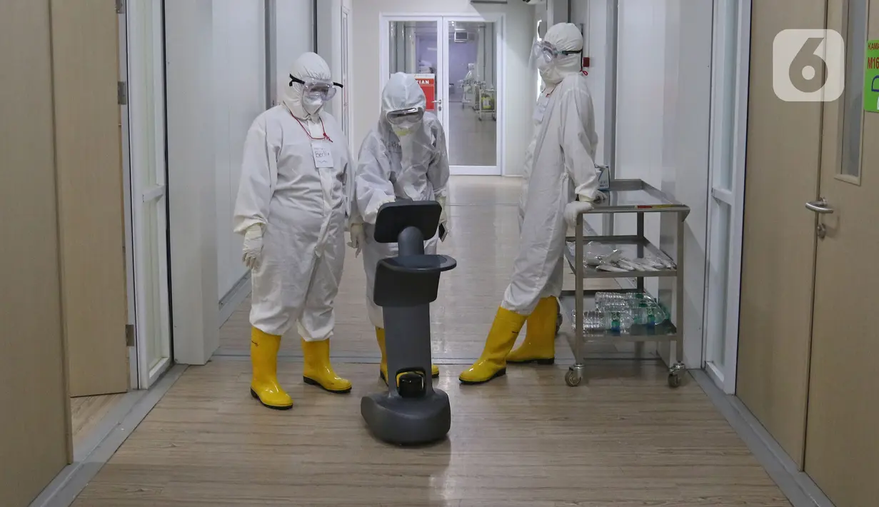 Perawat sedang mengambil tensi darah dari Roboto Temi di kamar pasein  RSPJ Modular, Jakarta, Selasa (28/7/2020). Teknologi dengan robot, membantu tenaga medis dalam tanganin pasien Covid-19, salah satunya dapat berkonsultasi dengan dokter via Video Call. (Liputan6.com/Herman Zakharia)